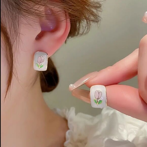 🌷Elegant GoldTone White Ivory Swirl Tulip Painted Earrings - Picture 1 of 16